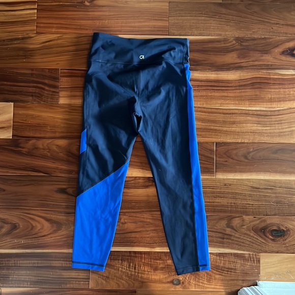 Women’s GapFit Blackout Technology Capri leggings (Size: Small) - Picture 3 of 3